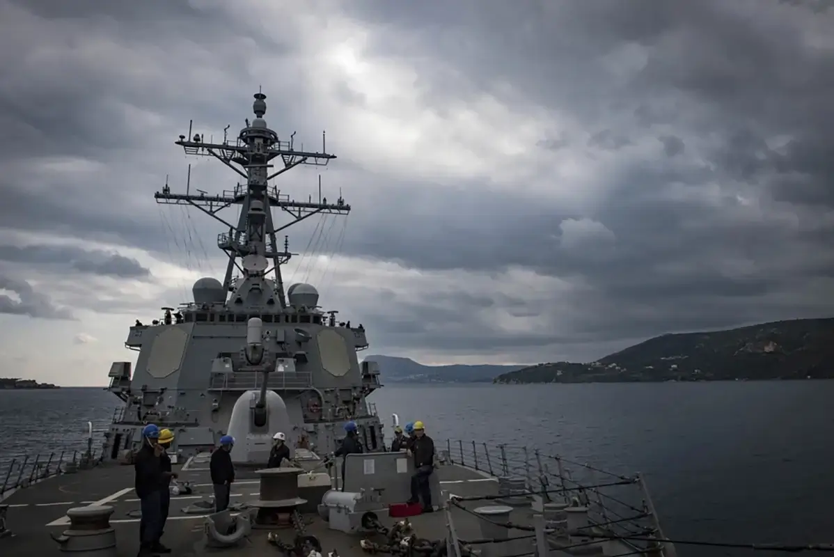 nxnoticias.com-reporta-el-pentagono-ataque-en-el-mar-rojo-a-buque-de-guerra-estadounidense-y-a-barcos-comerciales