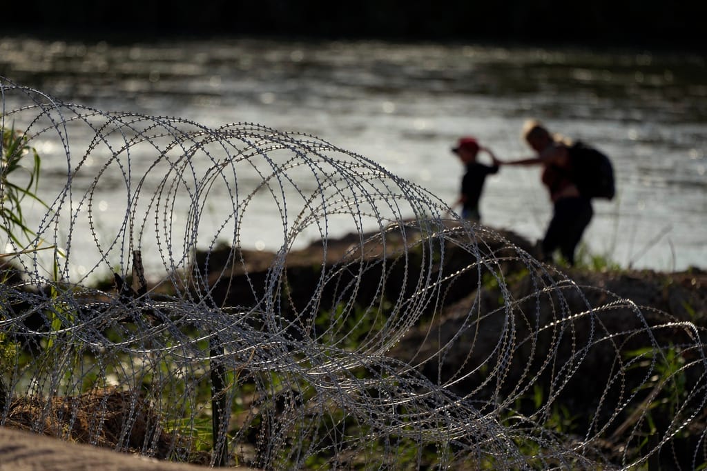 nxnoticias.com-con-voto-dividido-la-corte-de-eua-permite-al-gobierno-de-biden-cortar-el-alambre-de-puas-en-la-frontera-de-texas-con-mexico