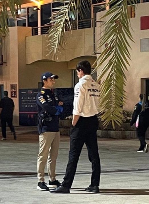 nxnoticias.com-captan-a-checo-perez-hablando-con-lider-de-mercedes-por-su-parte-papa-de-sainz-fue-visto-con-cabeza-de-red-bull