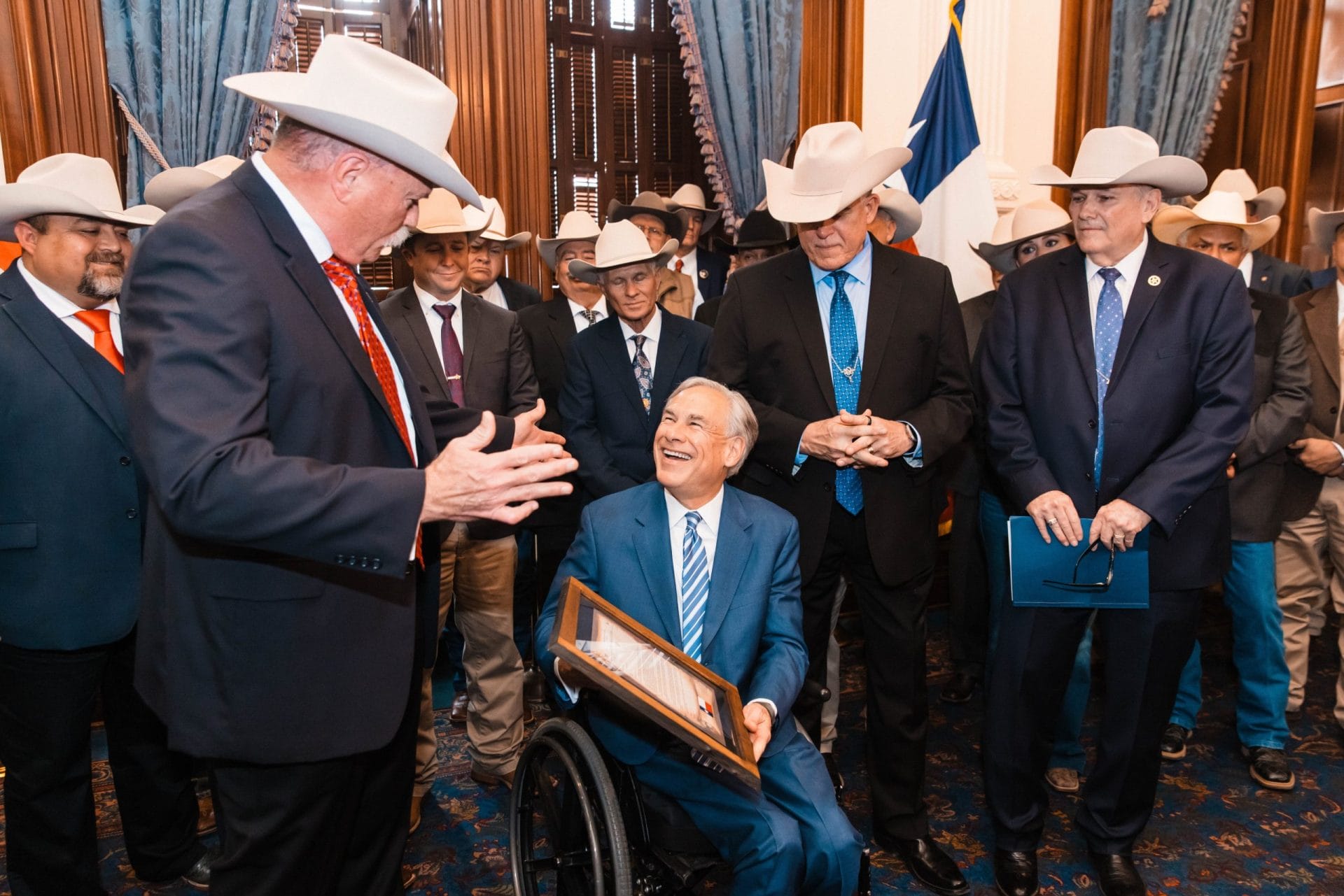 nxnoticias.com-advierte-gobernador-de-texas-que-continuara-arrestando-migrantes-construyendo-un-muro-y-poniendo-alambre-de-puas