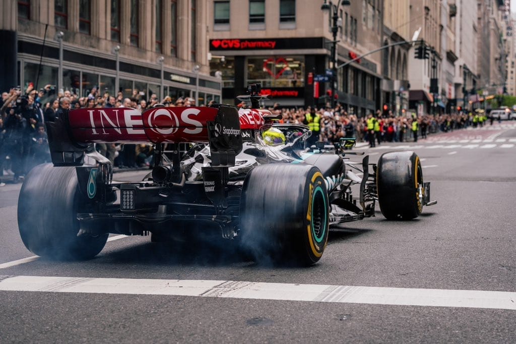 nxnoticias.com-conduce-hamilton-su-mercedes-por-la-quinta-avenida-en-new-york